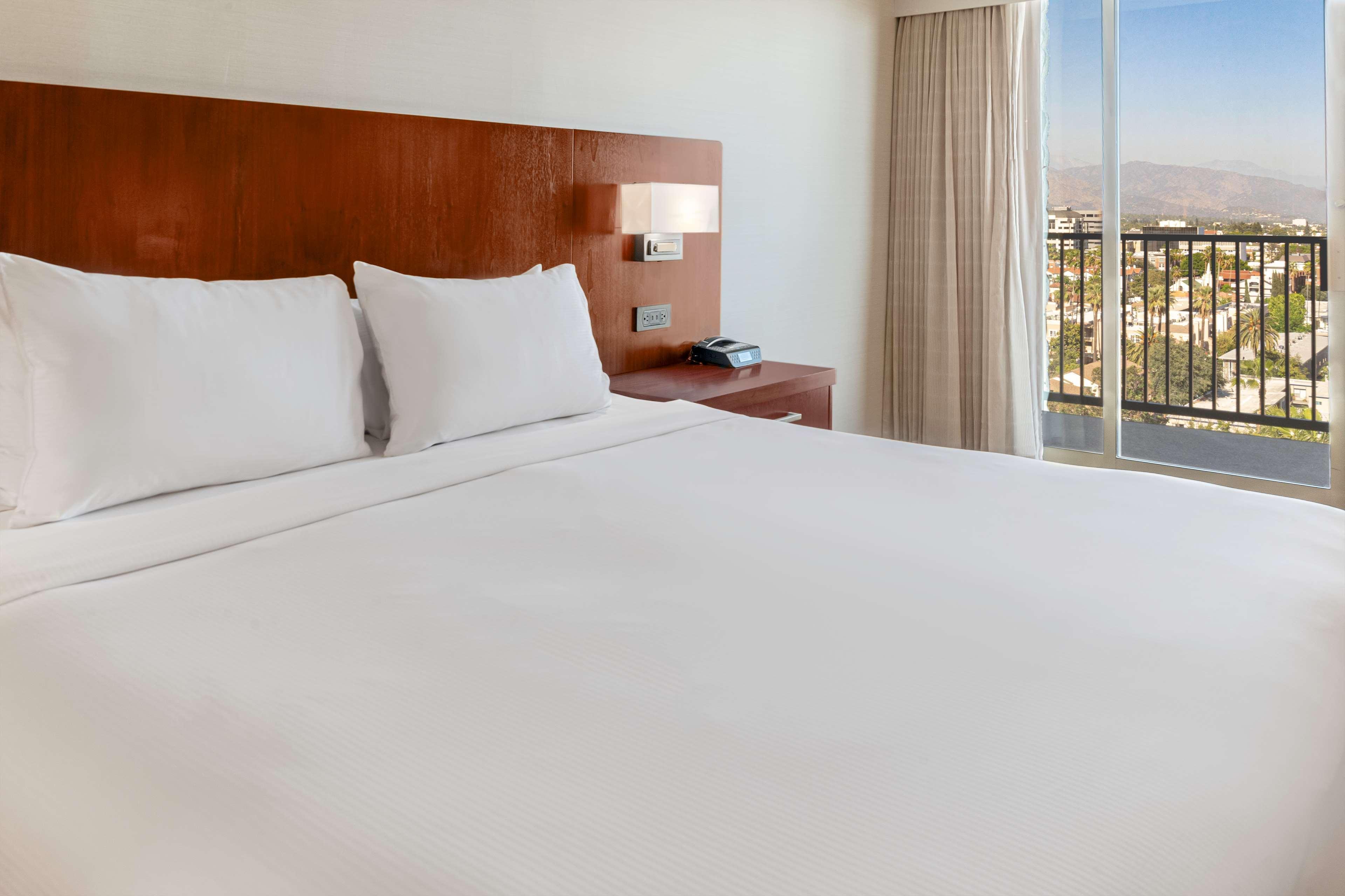 Отель Hilton Пасадина Экстерьер фото